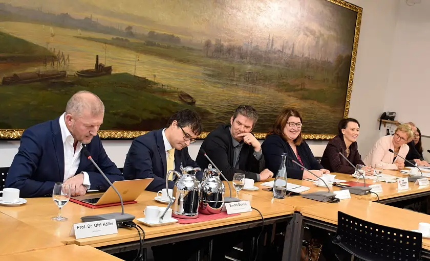 Großes Aufgebot zur Vorstellung des Förderprojekts BRISE: (v.l.) Prof. Dr. Olaf Köller (Geschäftsführender Wissenschaftlicher Direktor des Leibniz-Instituts für die Pädagogik der Naturwissenschaften und Mathematik und Sprecher der BRISE-Projektgruppe), Sandro Giuliani (Delegierter vom Stiftungsrat der Jacobs-Foundation) sowie (v.l.) Senatorin Anja Stahmann, Senatorin Dr. Claudia Bogedan und Senatorin Prof. Dr. Eva Quante-Brandt