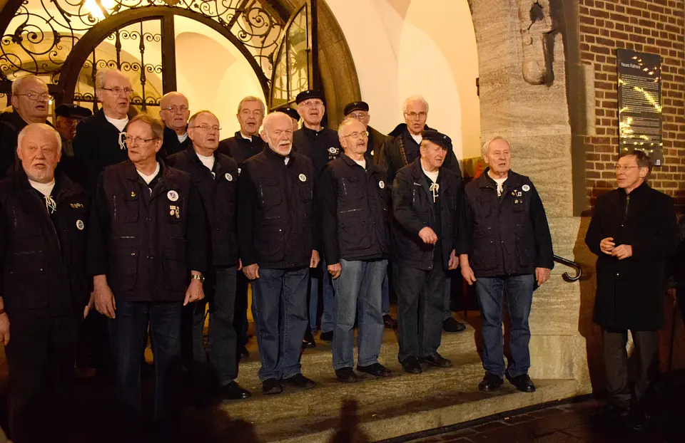Musik für den Bremer Weihnachtsmarkt - der Beckedorfer Schifferknoten mit Bürgermeister Carsten Sieling