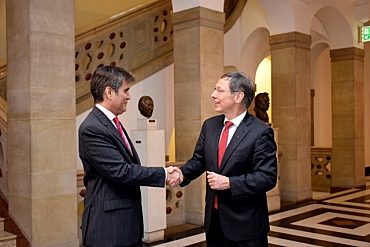 Shake hands: Bürgermeister Carsten Sieling begrüßt argentinischen Generalkonsul Fernando Brun im Rathaus