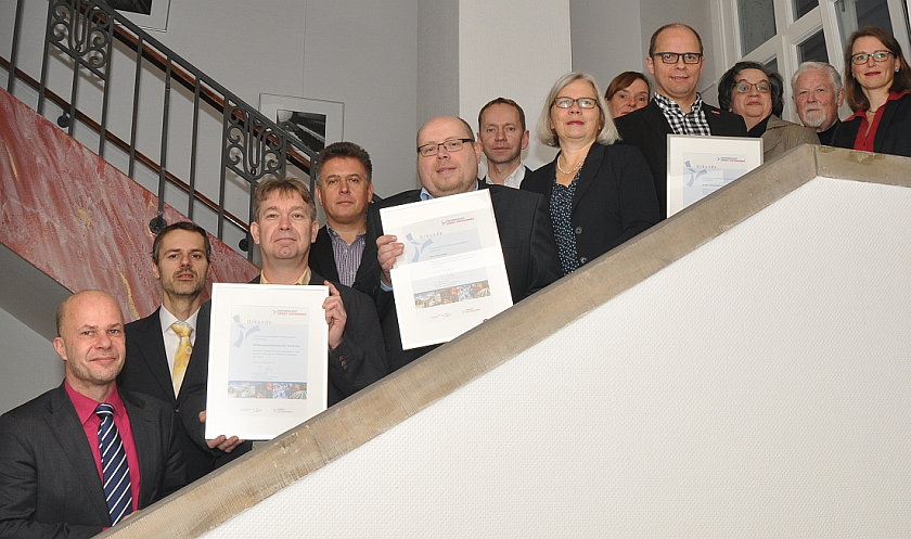 Bremer Umweltpartnerschaft jetzt mit 174 Mitgliedern: Hildegard Kamp, Abteilungsleiterin Umweltwirtschaft, Klima- und Ressourcenschutz beim Senator für Umwelt, Bau und Verkehr, und Handwerkskammer-Hauptgeschäftsführerin Martina Jungclaus begrüßten die Neuen gemeinsam Umwelt Unternehmen-Geschäftsstellenleiter Martin Schulze beim Business-Frühstück in der Handwerkskammer.