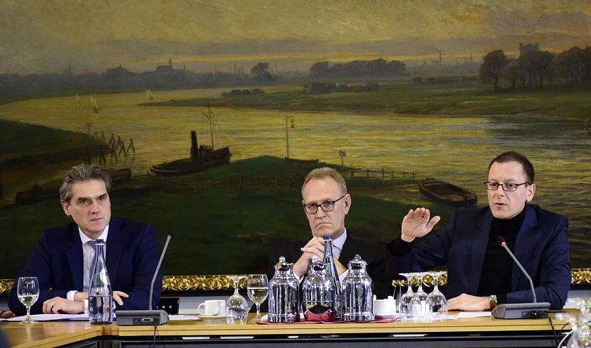 von links: Robert Howe (Geschäftsführer bremenports GmbH & Co. KG), Frank Dreeke (Vorstandsvorsitzender BLG Logistics Group) und Martin Günthner (Senator für Wirtschaft, Arbeit und Häfen)