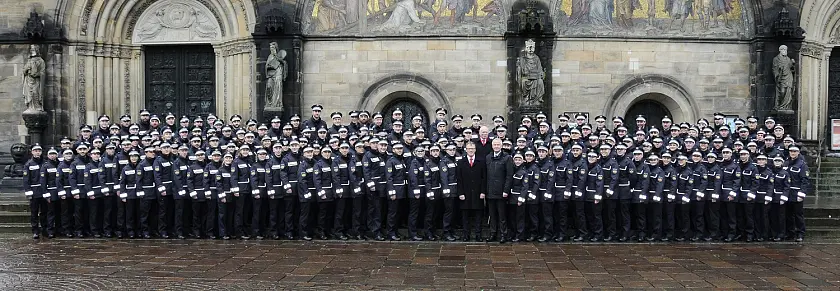 Der Jahrgang 2017 bis 2020 beim Gruppenfoto auf den Domstufen anlässlich der Vereidigung im Oktober 2017 