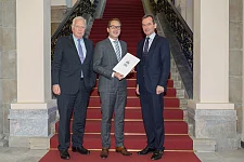 Übergabe der Einladung an den Ehrengast in Berlin: v. l. n. r. Heiner Dettmer, Verwaltender Vorsteher Haus Seefahrt, Alexander Dobrindt, Bundesminister für Verkehr und digitale Infrastruktur, Dr. Andreas Jacobs, Mitglied des Verwaltungsrats der Jacobs Holding AG © Hans-Peter König