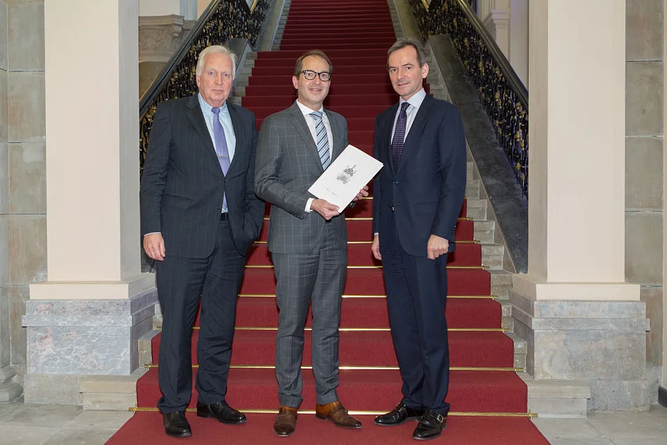 Übergabe der Einladung an den Ehrengast in Berlin: v. l. n. r. Heiner Dettmer, Verwaltender Vorsteher Haus Seefahrt, Alexander Dobrindt, Bundesminister für Verkehr und digitale Infrastruktur, Dr. Andreas Jacobs, Mitglied des Verwaltungsrats der Jacobs Holding AG © Hans-Peter König