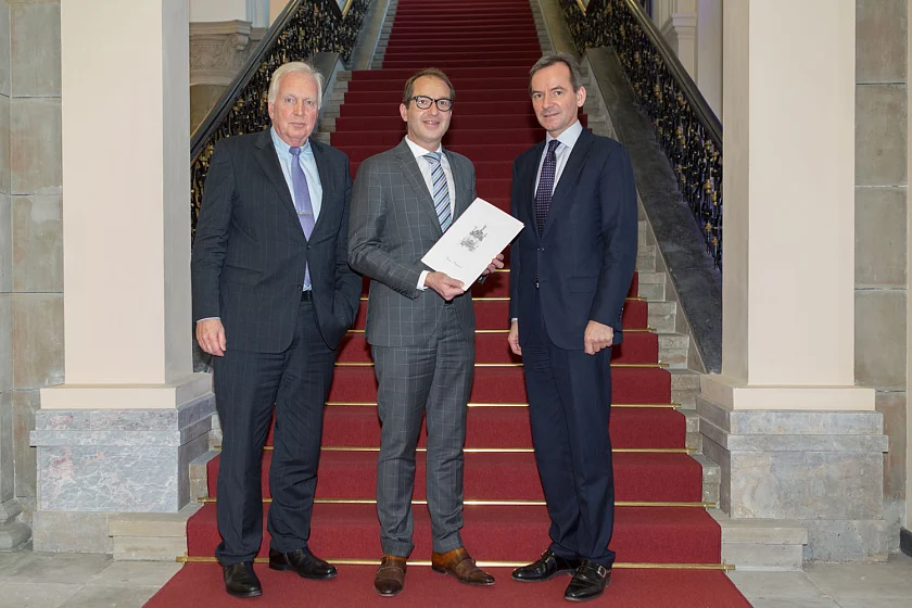 Übergabe der Einladung an den Ehrengast in Berlin: v. l. n. r. Heiner Dettmer, Verwaltender Vorsteher Haus Seefahrt, Alexander Dobrindt, Bundesminister für Verkehr und digitale Infrastruktur, Dr. Andreas Jacobs, Mitglied des Verwaltungsrats der Jacobs Holding AG © Hans-Peter König