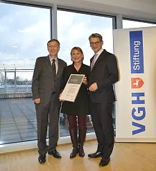 Bürgermeister Dr. Carsten Sieling, Barbara Lison (Stadtbibliothek Bremen) und Frank Müller (VGH)