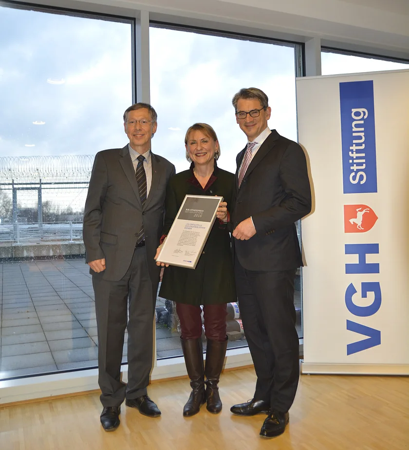 Bürgermeister Dr. Carsten Sieling, Barbara Lison (Stadtbibliothek Bremen) und Frank Müller (VGH)