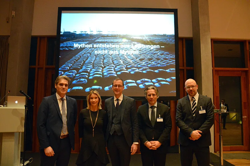 Redner beim Neujahrsempfang in der Berliner Landesvertretung (von links) : bremenports-Chef Robert Howe, Transfracht-Geschäftsführerin Berit Börke, Senator Martin Günthner sowie Dr. Oliver Errichiello und Dr. Arnd Zschiesche vom Hamburger Büro für Markenentwicklung