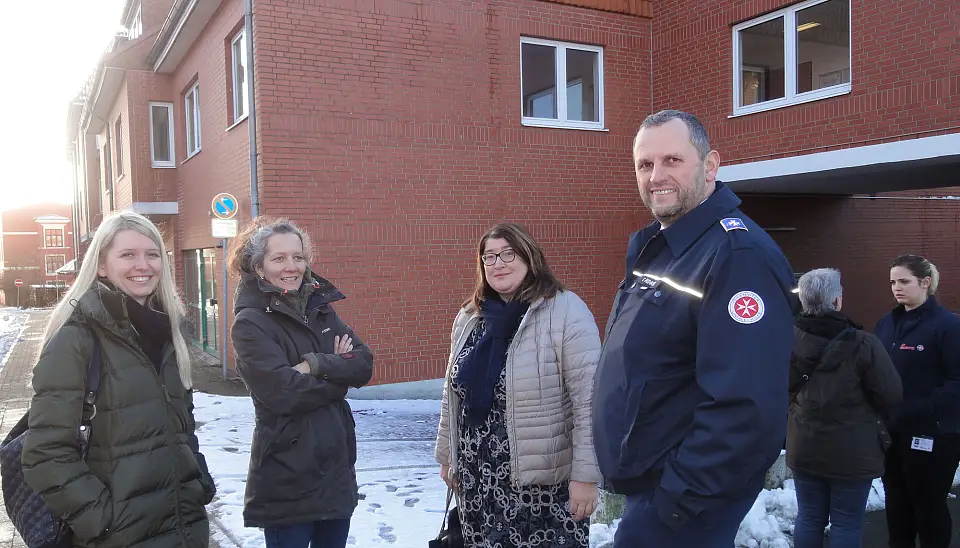 von links: Kirsten Kreuzer, Referatsleiterin Zuwanderungsangelegenheiten bei der Senatorin für Soziales, Jugend,. Frauen, Integration und Sport, Carola Schulz, Quartiersmanagerin in Blumenthal, Senatorin Anja Stahmann, Thorsten Renken, Vorstand im Regionalverband Bremen-Verden der Johanniter Unfall-Hilfe e.V. sowie Jennifer Frank, Leiterin der neuen Einrichtung