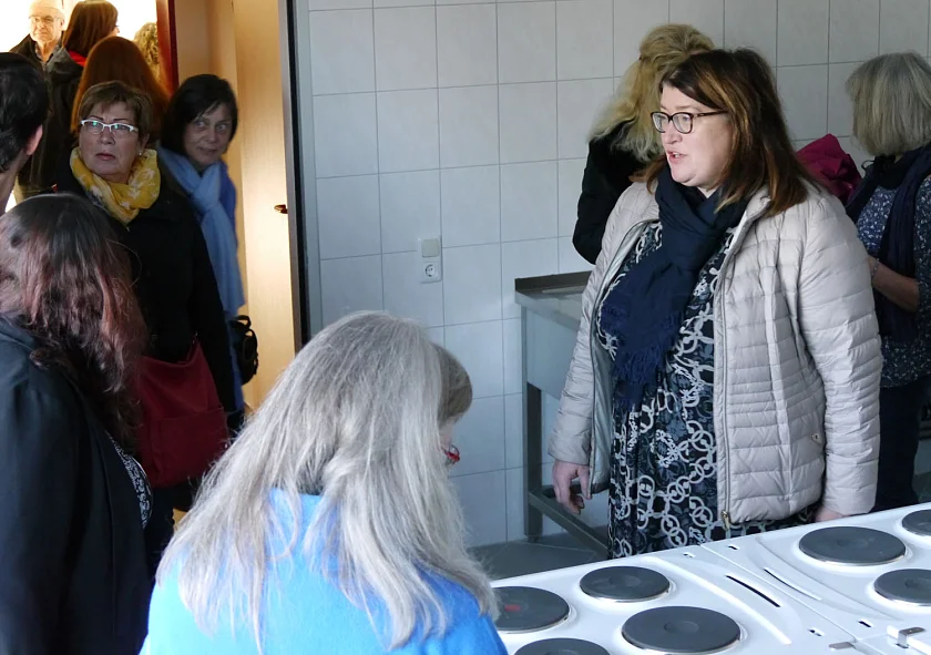 Besichtigung des fast bezugsfertigen Übergangswohnheims an der Kapitän-Dallmann-Straße: Senatorin Stahmann mit Vertreterinnen und Vertretern aus dem Beirat Blumenthal sowie der Willkommensinitiative