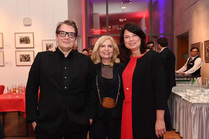 Von links: Sven Regener, scheidender Kohlkönig, Sabine Postel, als neue Kohlkönigin und Ulrike Hiller, Bevollmächtigte der Freien Hansestadt Bremen beim Bund, für Europa und Entwicklungszusammenarbeit