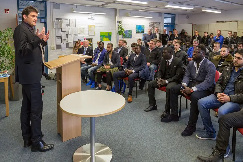 Staatsrat Frank Pietrzok gratulierte den Absolventen