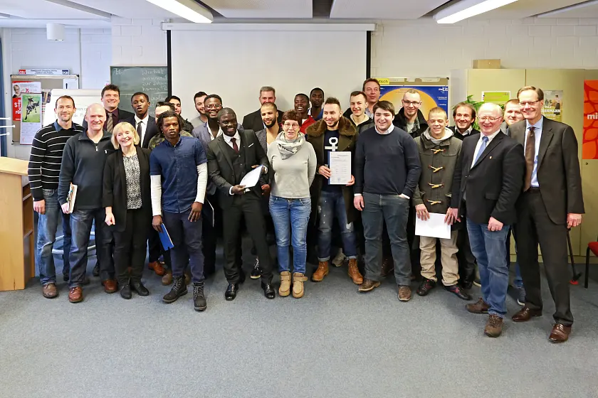 Die BFM-"Familie" - Absolventen, Ausbilder und Klassenleitungen zusammen mit Staatsrat Frank Pietrzok und IHK-Geschäftsführer Karlheinz Heidemeyer