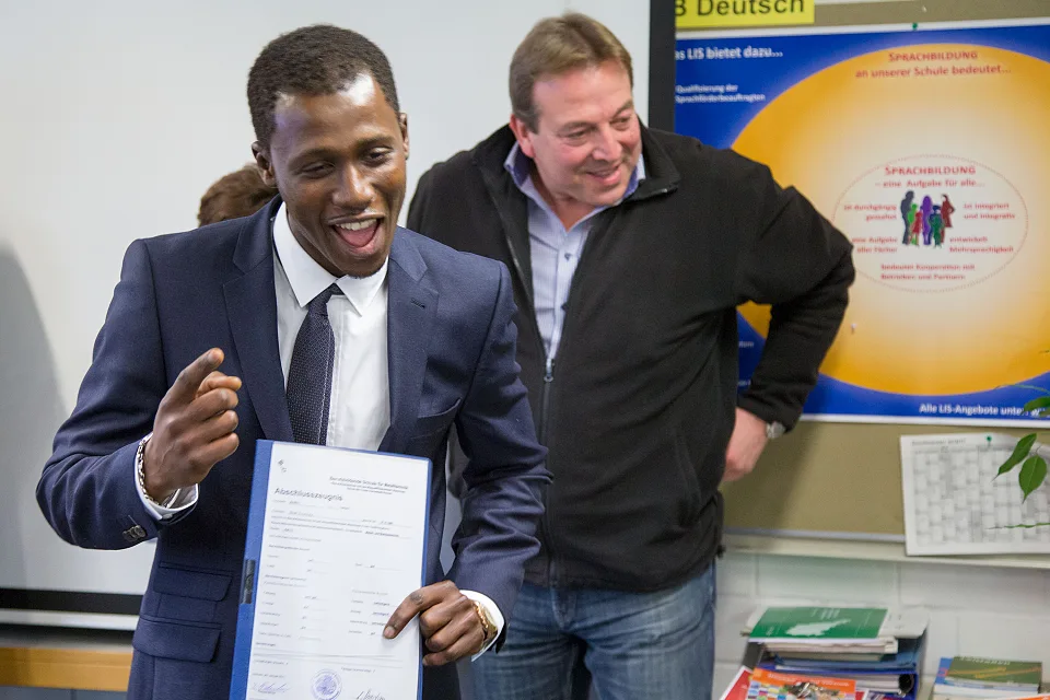 Freude über das Abschlusszeugnis - Omar Ceesay