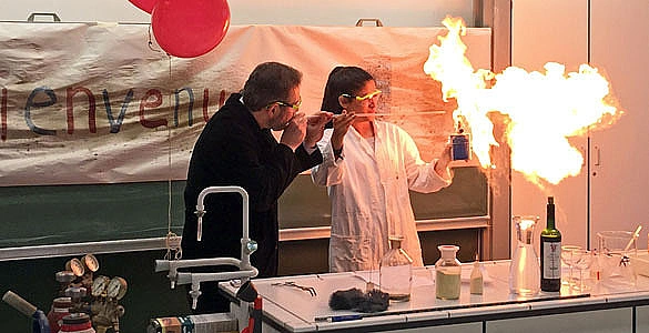 Schülerinnen und Schüler führen chemische Experimente auf Französisch vor              