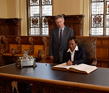 Bürgermeister Sieling und Botschafterin Tswelopele Cornelia Moremi beim Eintrag ins Goldene Buch