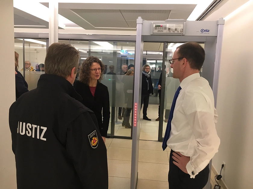 Justizbediensteter Hermann Hahn, Präsidentin des Amtsgerichts Ann-Marie Wolff, Justizsenator Martin Günthner