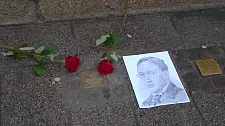 Der Stolperstein für Dr. Friedrich Dreyer, neben dem Stolperstein für Oskar Goldberg (verlegt 2009). Die Zeichnung zeigt Friedrich Dreyer.