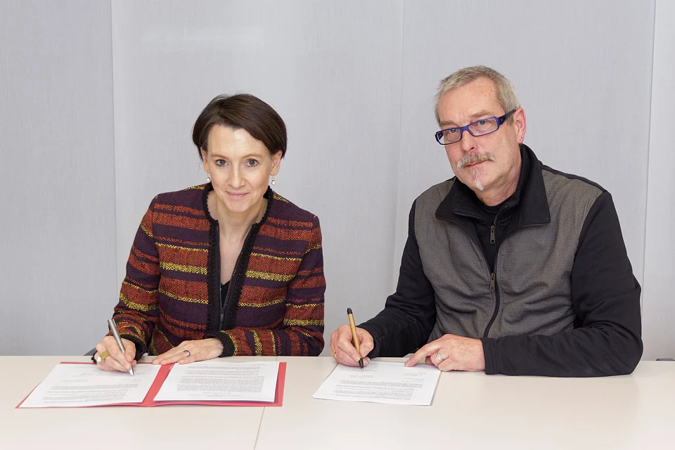 Entspannte Gesichter nach erfolgreichen Verhandlungen: Senatorin Claudia Bogedan und Personalrat Arno Armgort unterschreiben die Vereinbarung.