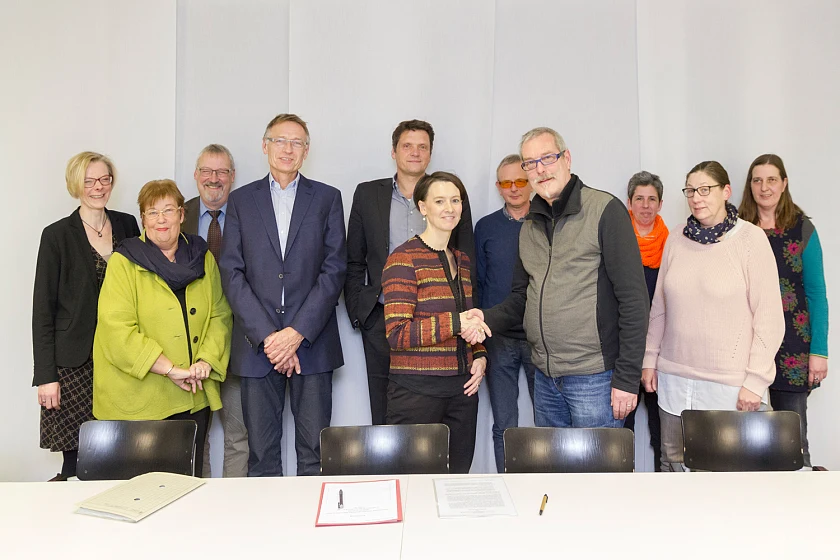 Feierliche Vertragsunterzeichnung: Vertreterinnen und Vertreter aus Behörde und Personalrat