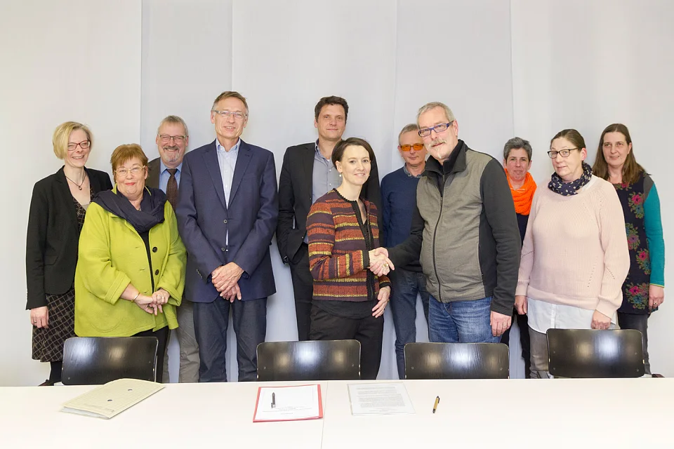 Feierliche Vertragsunterzeichnung: Vertreterinnen und Vertreter aus Behörde und Personalrat