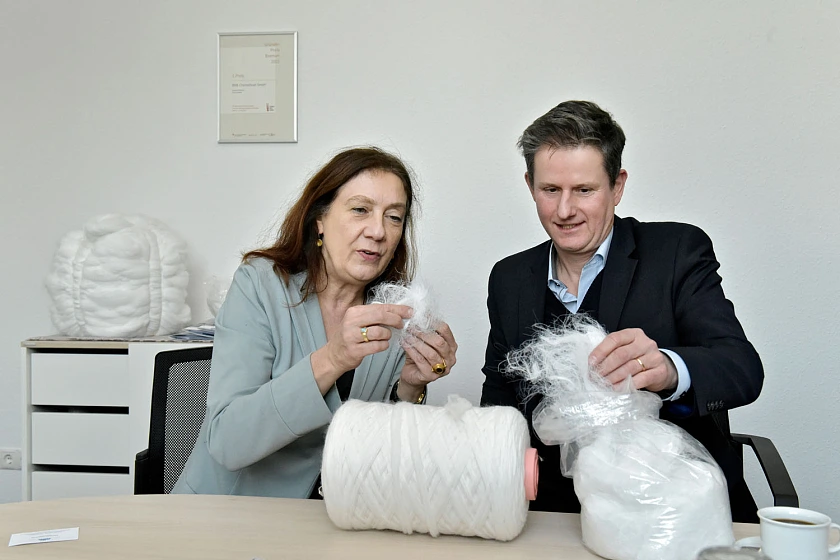 BWK Chemiefaser-Geschäftsführer Matthias Mantwill erläutert Karoline Linnert die verschiedenen Veredelungsstufen der Chemiefasern