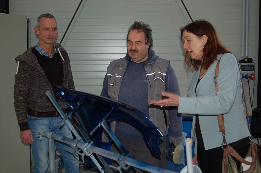 Geschäftsführer Gerrit Meyer (li.) und Dietmar Samorski (Qualitätssicherung) erklären Bürgermeisterin Linnert einen Lackiervorgang