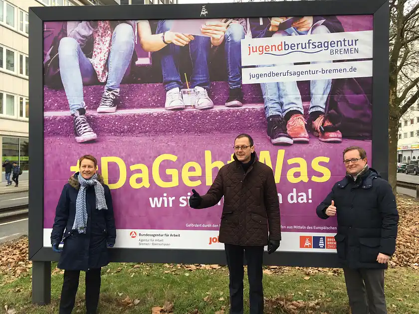 Heute gaben Martin Günthner, Senator für Wirtschaft, Arbeit und Häfen (rechts), Susanne Ahlers, Geschäftsführerin des Jobcenter Bremen (links), und Kristjan Messing, stellvertretender Vorsitzender der Agentur für Arbeit Bremen-Bremerhaven, gemeinsam das Startsignal für die Marketingkampagne der Jugendberufsagenturen in Bremen und Bremerhaven.