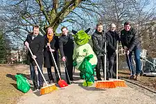 Bremen räumt auf! Auch in diesem Jahr sind sie mit Maskottchen Grünhold dabei:  (v.l.n.r.): Lothar Fäsenfeld (Presse & Öffentlichkeitsarbeit, Sparkasse Bremen AG), Peter Stubbe (Vorstandsvorsitzender, GEWOBA Aktiengesellschaft Wohnen und Bauen), Alexander Kmita (Geschäftsführer, swb Vertrieb Bremen GmbH), Dr. Joachim Lohse (Senator für Umwelt, Bau und Verkehr), Volker Ernst (Geschäftsführer, Entsorgung Nord GmbH), Moritz Döbler (Chefredakteur, WESER-KURIER); Quelle: Michael Ihle