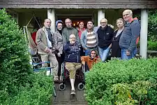 Das Team von All inclusive: (v.l.n.r) Eike Besuden, Anna Jäger, Rongvald (Ronnie) von Salewski, Frank Grabski, Barbara Weste, Kevin Alamsyah, Melanie Socher, Eckhard Lampe-Steinhage, Hannelore Sporleder, Mateng Pollkäsener 