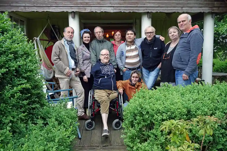 Das Team von All inclusive: (v.l.n.r) Eike Besuden, Anna Jäger, Rongvald (Ronnie) von Salewski, Frank Grabski, Barbara Weste, Kevin Alamsyah, Melanie Socher, Eckhard Lampe-Steinhage, Hannelore Sporleder, Mateng Pollkäsener 