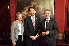 Im Kaminsaal des Rathauses: Cheryl Weise, Leiterin der US-Consular Agency Bremen, US-Generalkonsul Richard Yoneoka, Bürgermeister Carsten Sieling