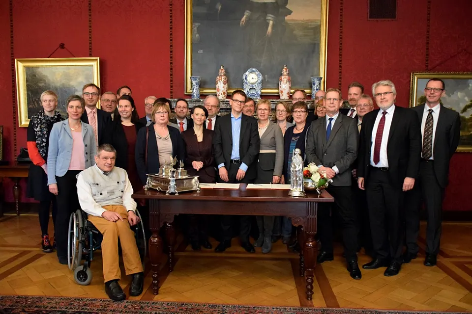 Gruppenfoto mit allen Unterzeichnerinnen und Unterzeichnern der Pflege-Initiative