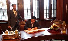 Senator Martin Günthner und Botschafter Xuan Hung Doan beim Eintrag ins Goldene Buch der Stadt