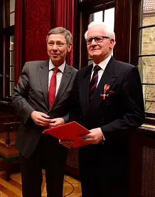 Bürgermeister Sieling und Bundesverdienstkreuz-Träger Fritz-Dieter Schütt
