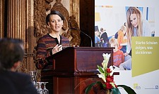 Senatorin Claudia Bogedan lobt das Engagement der Schulen in Bremen