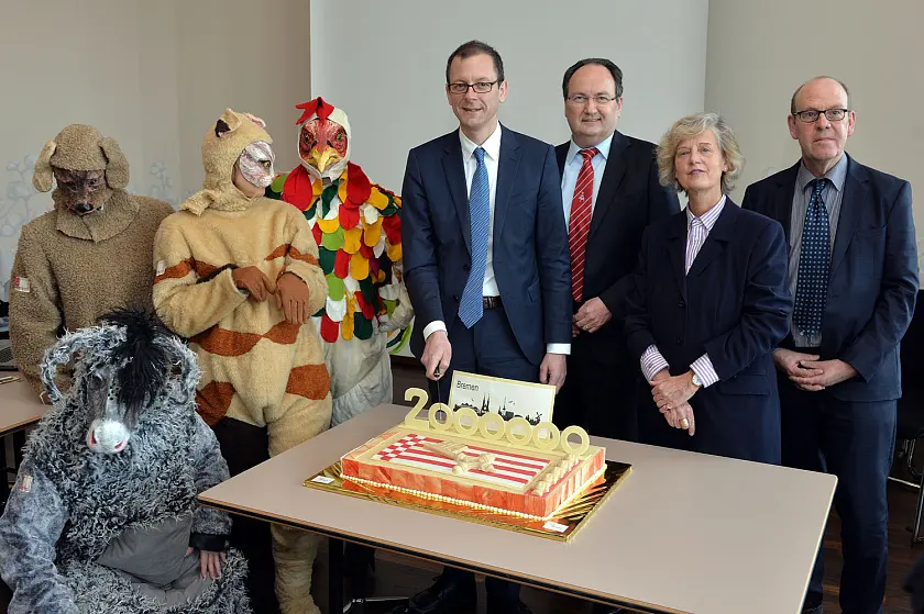 Zwei Millionen-Marke geknackt. Übernachtungsrekord in Bremen.  v.l.: Die Bremer Stadtmusikanten, Wirtschaftssenator Martin Günthner, Peter Siemering (Geschäftsführer der Bremer Touristik-Zentrale), Ursula Carl (Vorsitzende des Verkehrsvereins der Freien Hansestadt Bremen e. V.), Dr. Andreas Cors (Abteilungsleiter Statistisches Landesamt Bremen)  