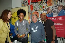 Bürgermeisterin Karoline Linnert informierte sich bei Filimon Euyob, Rolf Rohde und Misbaou Sow über die Ausbildung zum Elektroniker für Betriebstechnik (von links nach rechts).