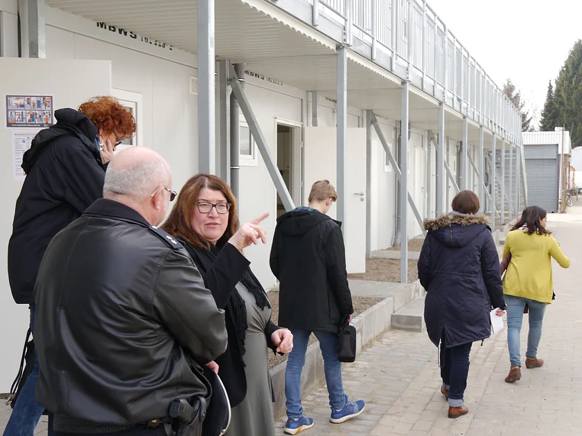 Senatorin Anja Stahmann im Gespräch mit einem Polizeibeamten bei der Übergabe des Übergangswohnheimes in Huchting