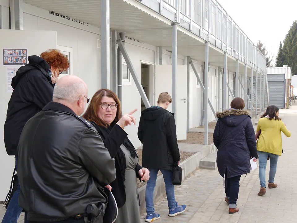 Senatorin Anja Stahmann im Gespräch mit einem Polizeibeamten bei der Übergabe des Übergangswohnheimes in Huchting