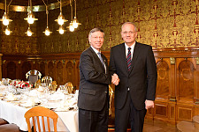 In der Güldenkammer des Bremer Rathauses: Bürgermeister Dr. Carsten Sieling (li.) begrüßt den IAF-Präsident, Dr. Jean-Yves Le Gall