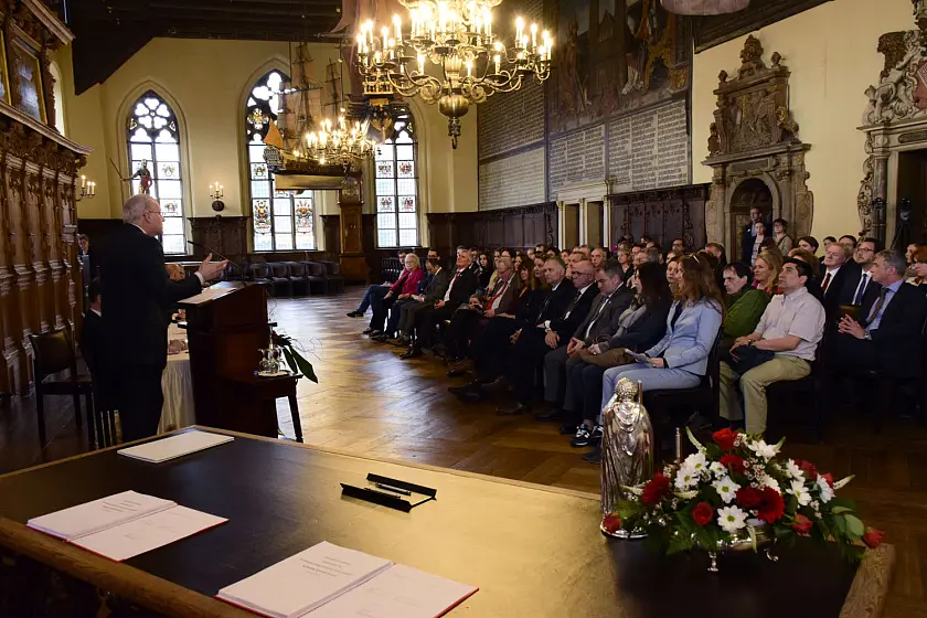 Vertragsunterzeichnung für den IAC 2018 in der Oberen Halle des Bremer Rathauses