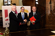 Haben die Vereinbarung für den IAC 2018 unterzeichnet: Prof. Dr. Claus Lämmerzahl, Senator Martin Günthner und Dr. Jean-Yves Le Gall (von li.)