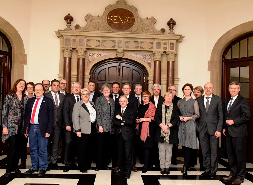 Die beiden Gastgeber, Bürgermeister Sieling (re.) und Bürgermeisterin Linnert (li.), mit den Mitgliedern des Bremer Beirats für "Innovative Verwaltungsentwicklung" vor dem Senatssaal im 1. Stock des Rathauses