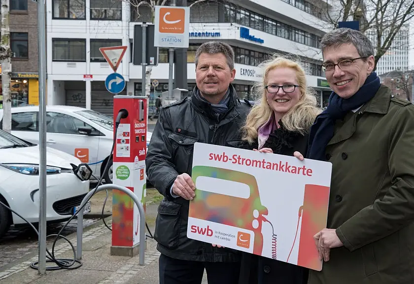Nahmen heute gemeinsam die erste E-Car-Sharing Station in der Bremer Innenstadt in Betrieb (v.l.n.r.) Dr. Joachim Lohse, Senator für Umwelt, Bau und Verkehr, Kerstin Homrighausen, Geschäftsführerin der cambio StadtAuto Bremen CarSharing GmbH, und Dr. Torsten Köhne, Vorstandsvorsitzender der swb AG.