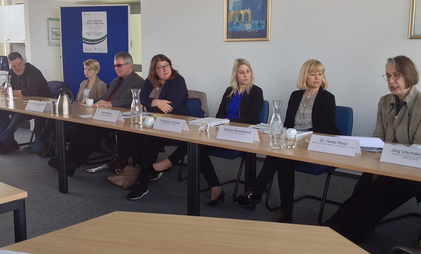 Das Foto zeigt (vlnr): den Antragsteller Helmut Arnold, Dr. Joachim Steinbrück (mit seiner Assistenz), Senatorin Anja Stahmann, Franziska Fleßner und Sabine Rosenbrock vom Amt für Versorgung und Integration sowie Dr. Heide Rose, Abteilungsleiterin bei der Senatorin für Soziales, Jugend, Frauen, Integration und Sport