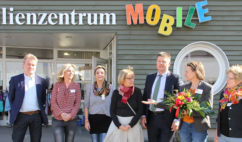 Das Foto zeigt (v.l.n.r.): Den Architekten Stefan Feldschnieders, Astrid Lorenz (MOBILE), Conny Nerz (MOBILE), Petra Putzer (Amt für Soziale Dienste), Senator Dr. Joachim Lohse, Quartiersmanagerin Heike Schilling und Tina Meyerhof (MOBILE)