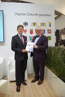 Staatssekretär Klaus Vitt (links) und Staatsrat Henning Lühr stellten auf der CeBIT das gemeinsame Projekt E-Rechnung vor