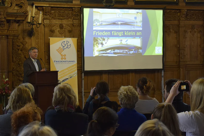 Frieden fängt klein an: Bürgermeister Sieling begrüßt die Gäste in der Oberen Halle
