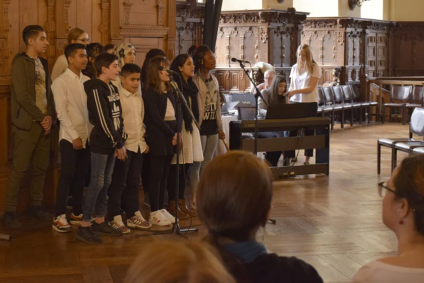 Schülerinnen und Schüler der Vorklasse der Gesamtschule Bremen-Ost präsentieren ihr Lied "Glücklich bin ich gerne"